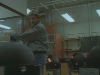 Angus MacGyver Trucs et Astuces - 2x02 L'El�ment Humain - MacGyver aux prises avec les petits robots.